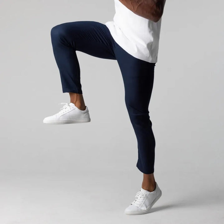 Chino da uomo grigi con stretch, taglio Slim Fit affusolato, massima libertà per comfort quotidiano.