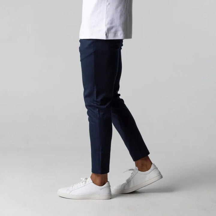 Pantaloni Chino blu navy Slim Fit affusolati da uomo con stretch, abbinati a camicia casual.