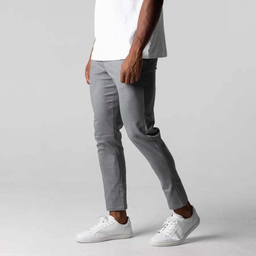 Chino grigi da uomo Slim Fit, affusolati, con stretch per comfort casual e versatile.