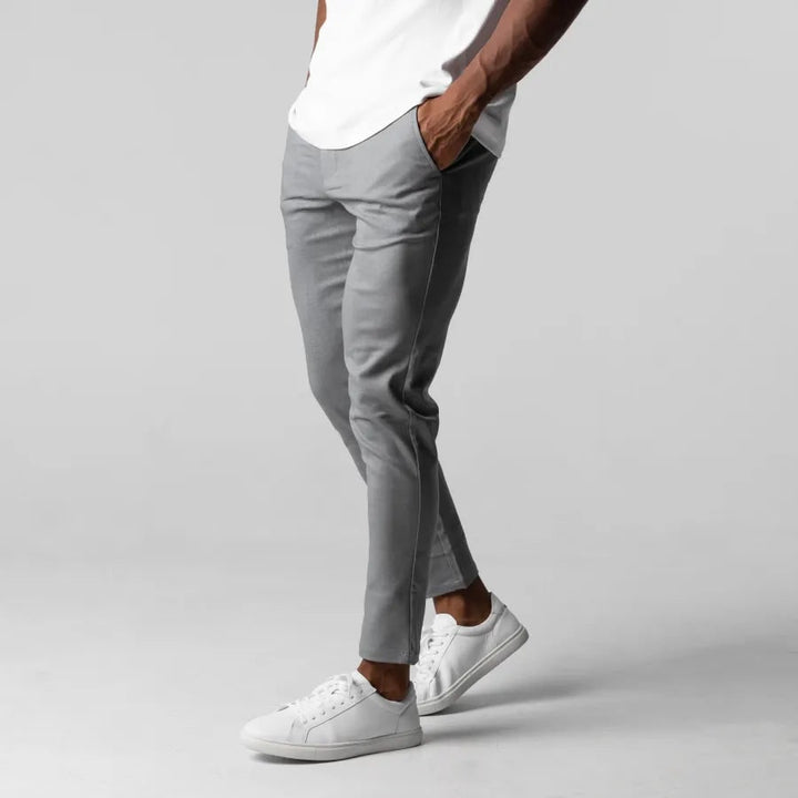 Chino Slim Fit affusolati da uomo, con stretch per comfort e stile casual quotidiano.