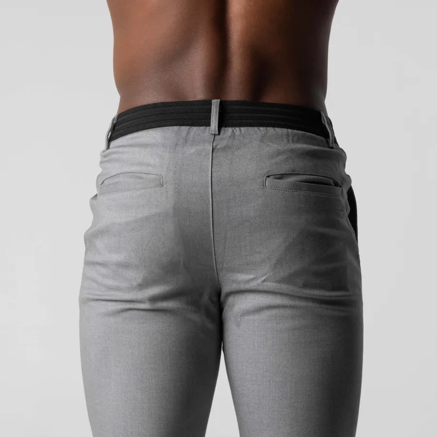 Tessuto stretch dei pantaloni Chino Slim Fit affusolati da uomo, colore grigio, dettaglio comfort.