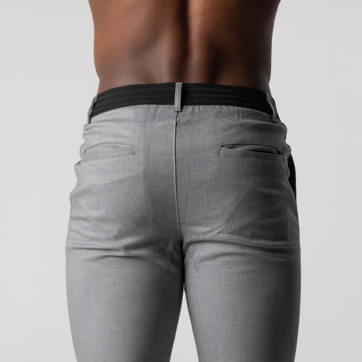Tessuto stretch dei pantaloni Chino Slim Fit affusolati da uomo, colore grigio, dettaglio comfort.