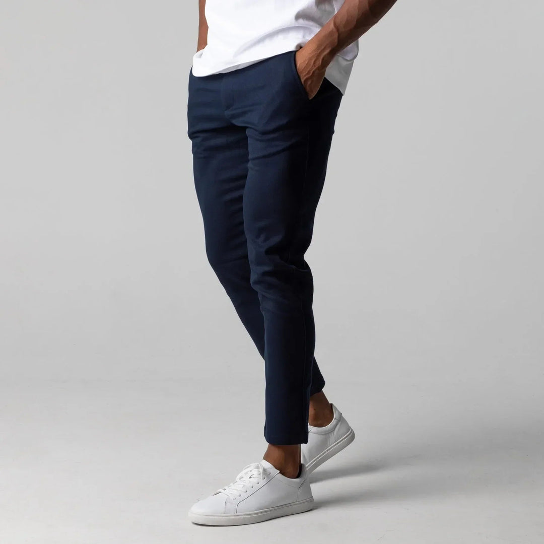 Pantaloni Chino blu navy Slim Fit da uomo, affusolati e con stretch, per un look casual versatile.