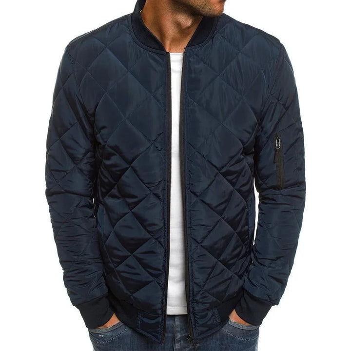 Giacca bomber uomo trapuntata con pratica zip e dettagli a costine, ideale per un look slim fit.