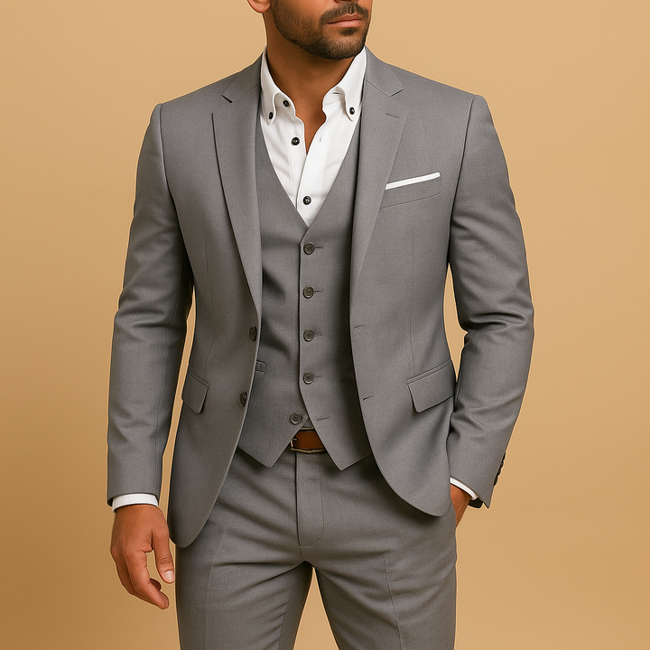Abito uomo slim fit 3 pezzi con rever dentellato, giacca, gilet e pantaloni. Perfetto per business e cerimonie.