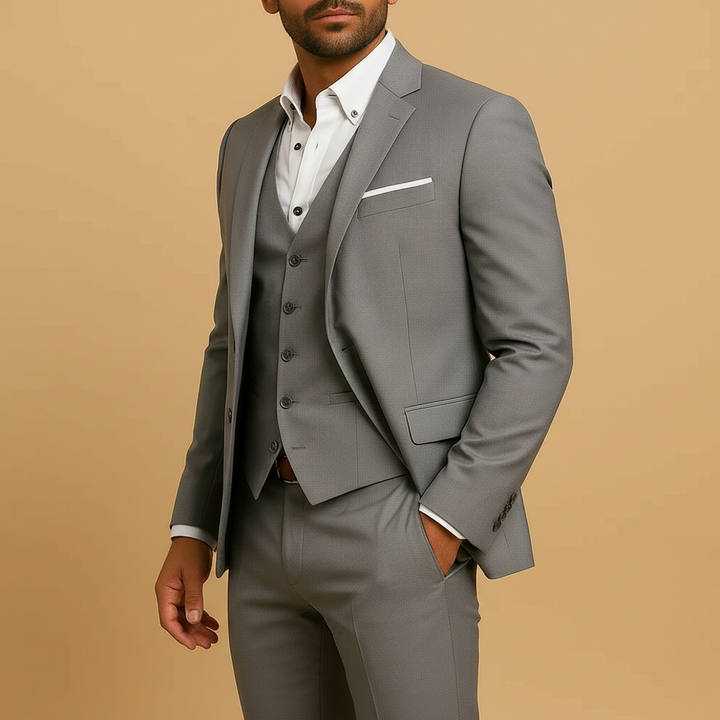 Elegante completo uomo tre pezzi slim fit. Abito formale con giacca, gilet e pantaloni per matrimonio o lavoro.