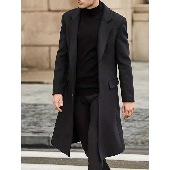 Cappotto lungo uomo slim-fit con rever scalato. Perfetto per un look elegante e raffinato.