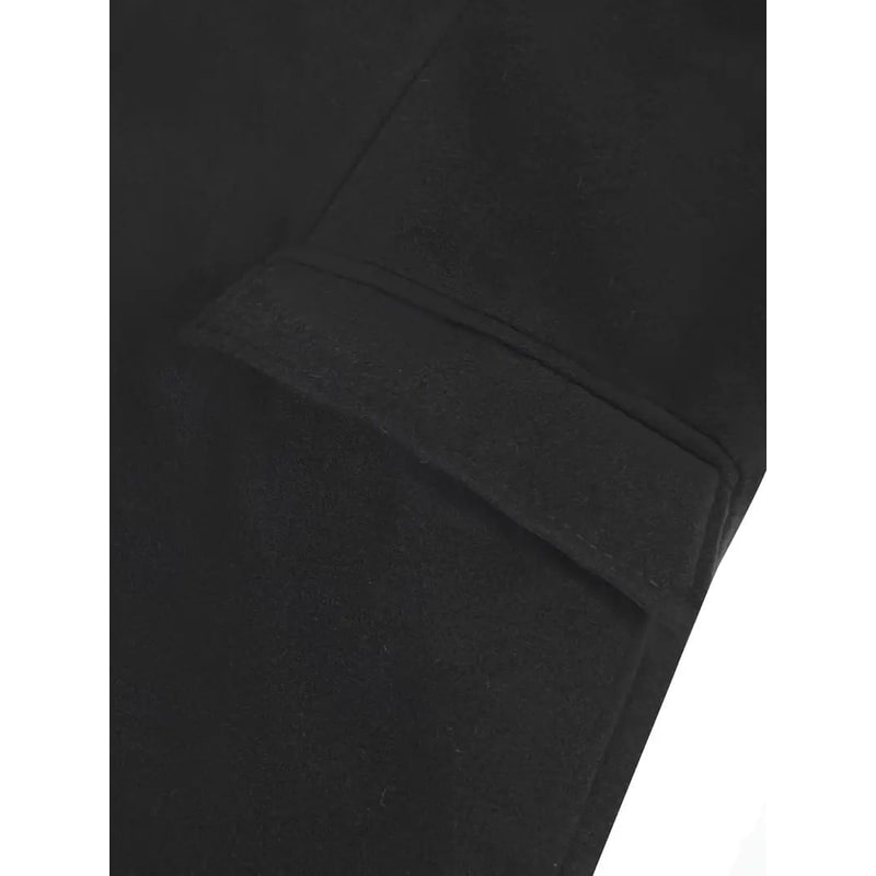 Trench uomo slim-fit, un soprabito lungo e formale con rever scalato per un look professionale.