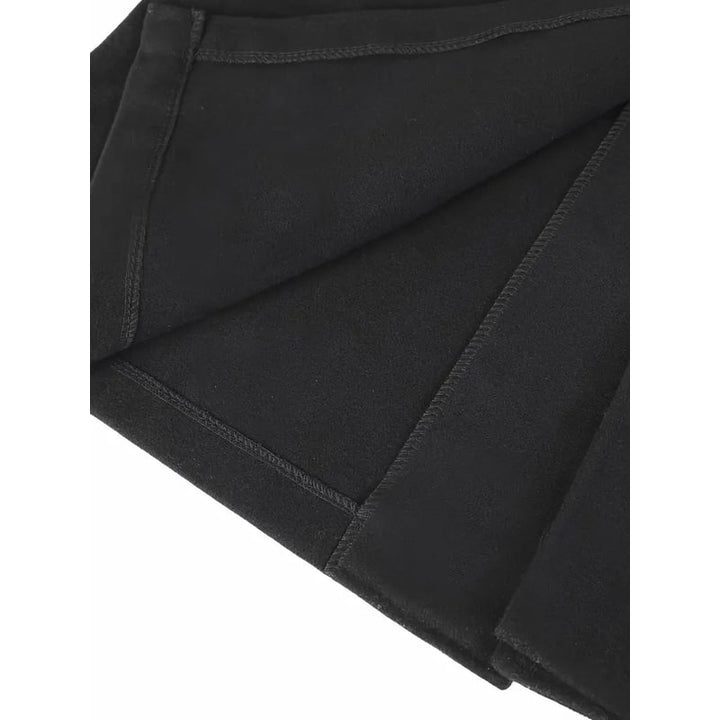 Cappotto lungo uomo raffinato, slim-fit con rever a punta. Essenziale per abbigliamento maschile elegante.