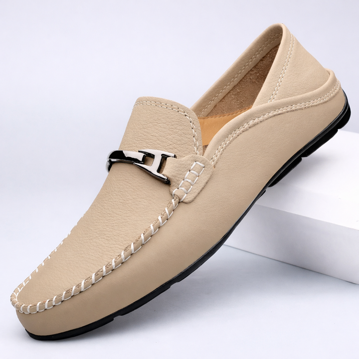 Eleganti mocassini slip-on uomo in pelle per guida, design raffinato e comfort duraturo.