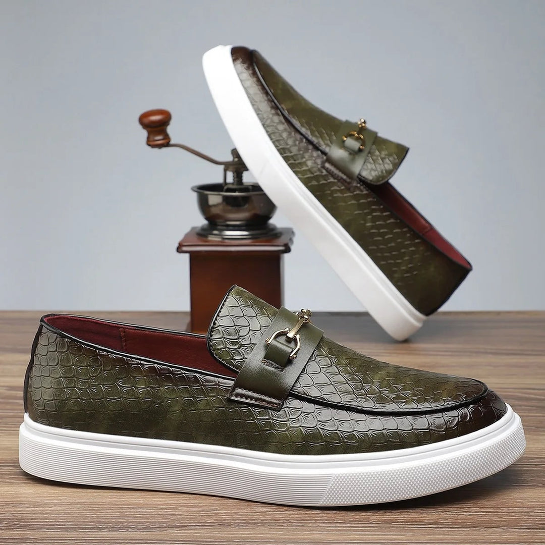Mocassini uomo slip-on con dettaglio morsetto dorato. Stile ricercato e comfort, perfetti per la moda casual-chic.