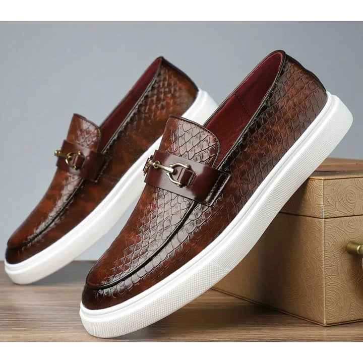 Scarpe uomo eleganti: mocassini neri slip-on con dettaglio morsetto color oro. Ideali per moda maschile.