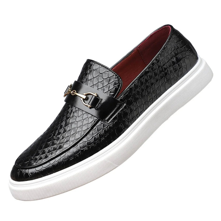 Moda maschile: mocassini uomo neri slip-on con morsetto oro. Scarpe comode per ogni occasione.