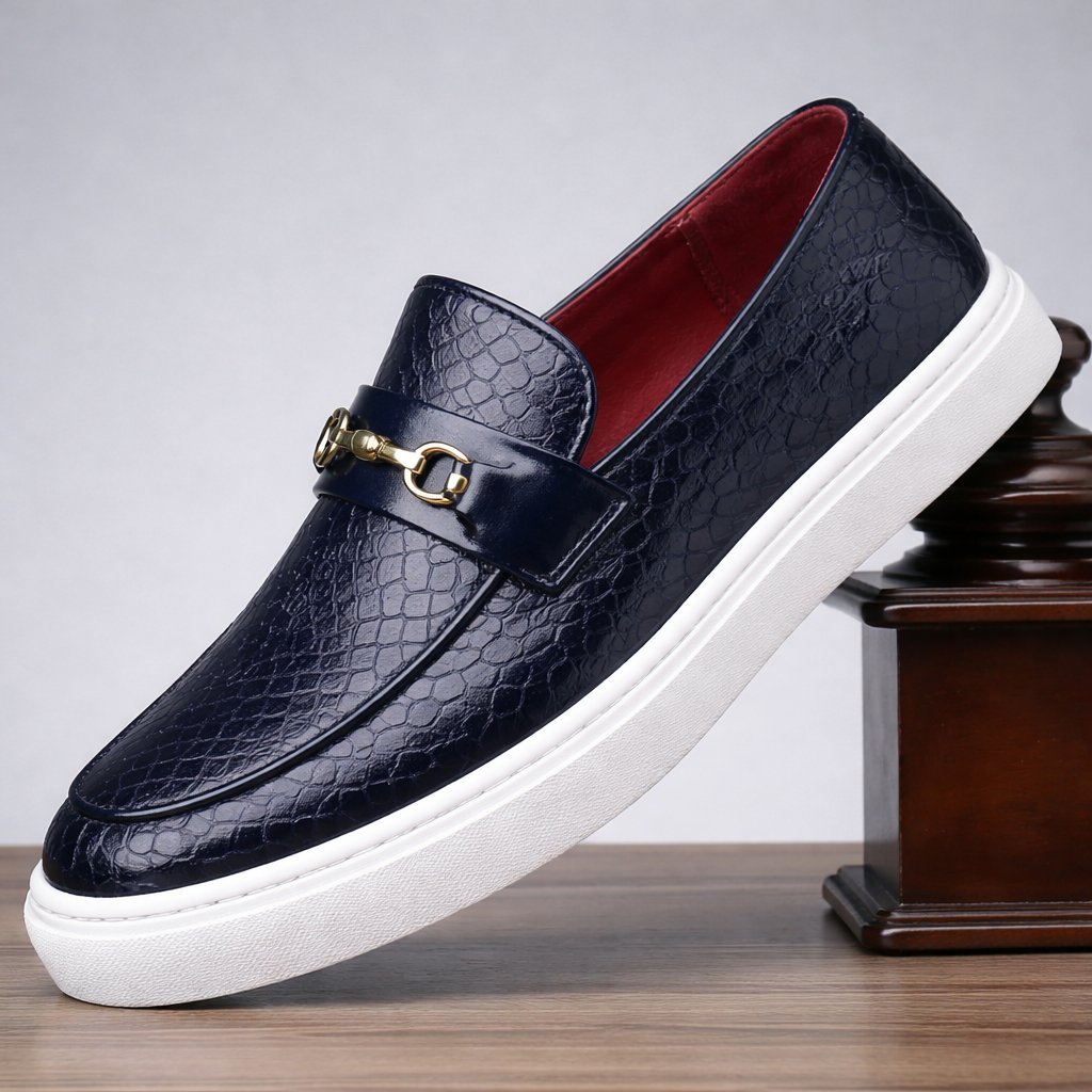 Mocassini slip-on da uomo con morsetto dorato. Design ricercato, perfetti per outfit eleganti e casual.
