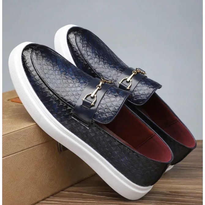 Scarpe da uomo versatili: mocassini neri slip-on con morsetto oro. Comfort e stile per la moda maschile.