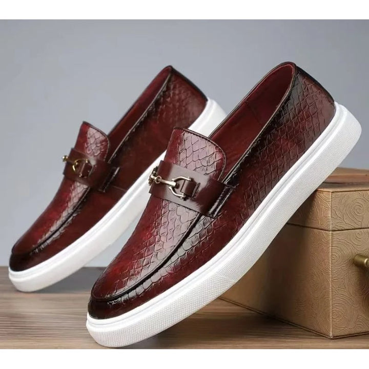 Mocassini neri da uomo effetto coccodrillo. Scarpe slip-on con morsetto dorato, ideali per eleganza e comfort.