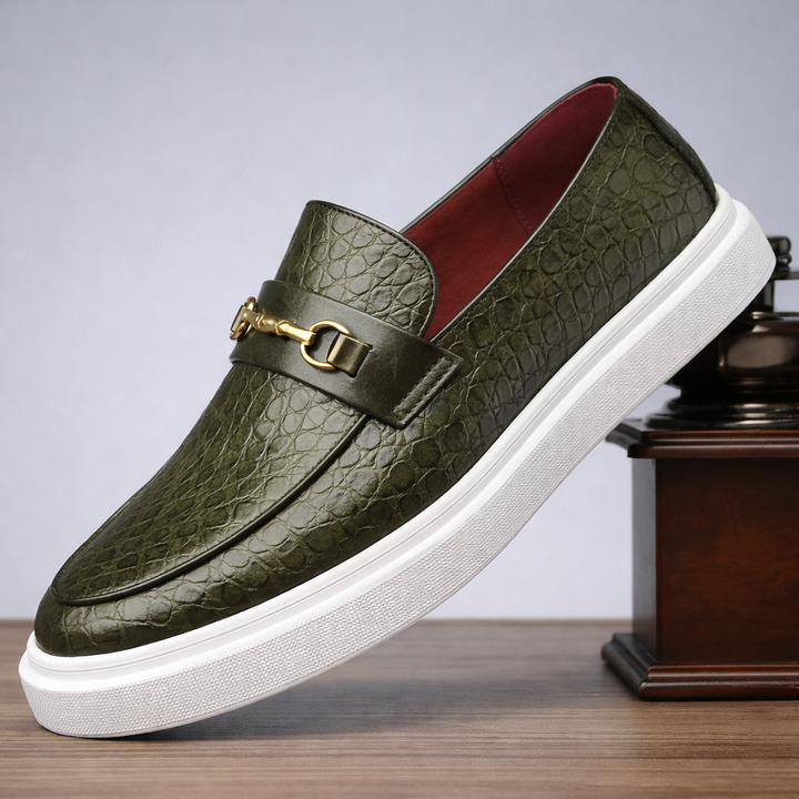 Eleganza maschile: mocassini uomo slip-on neri con morsetto dorato. Scarpe versatili per look casual o formali.
