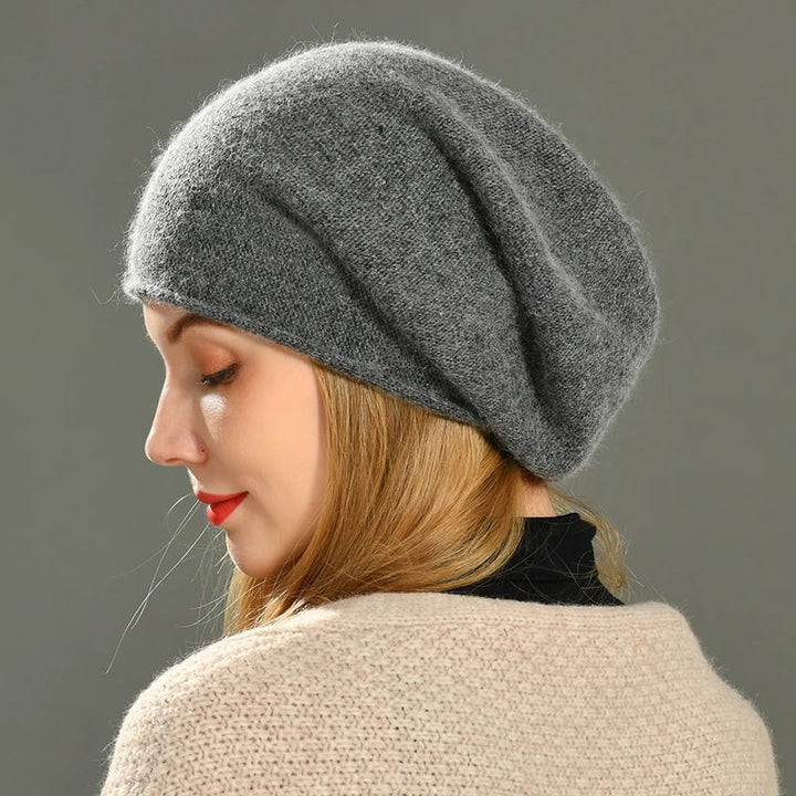 Elegante cappello uomo beanie in puro cashmere con bordo arrotolato, accessorio moda invernale.