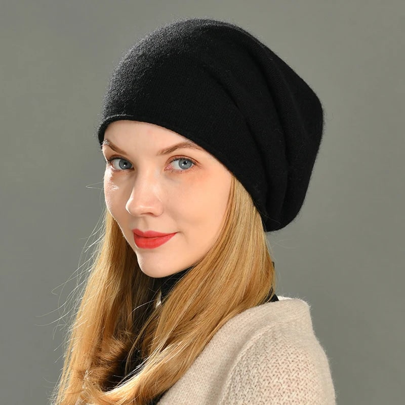 Cappello da uomo beanie in fine cashmere, design morbido con bordo arrotolato, per stile e calore.