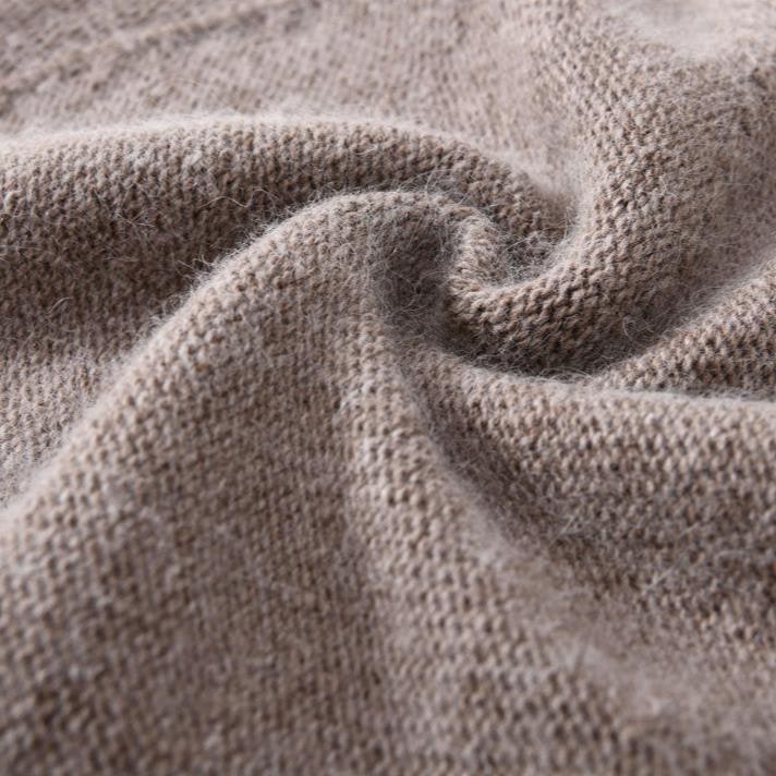 Accessorio moda: cappello beanie da uomo in cashmere liscio e caldo, con orlo risvoltabile.