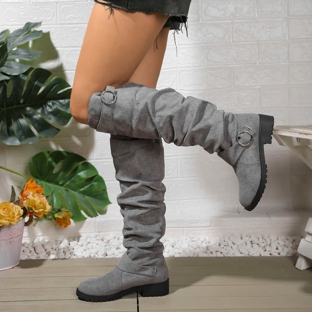 Stivali al ginocchio slouchy da uomo con tacco largo e fibbie. Perfetti per un look casual-elegante e moda maschile.