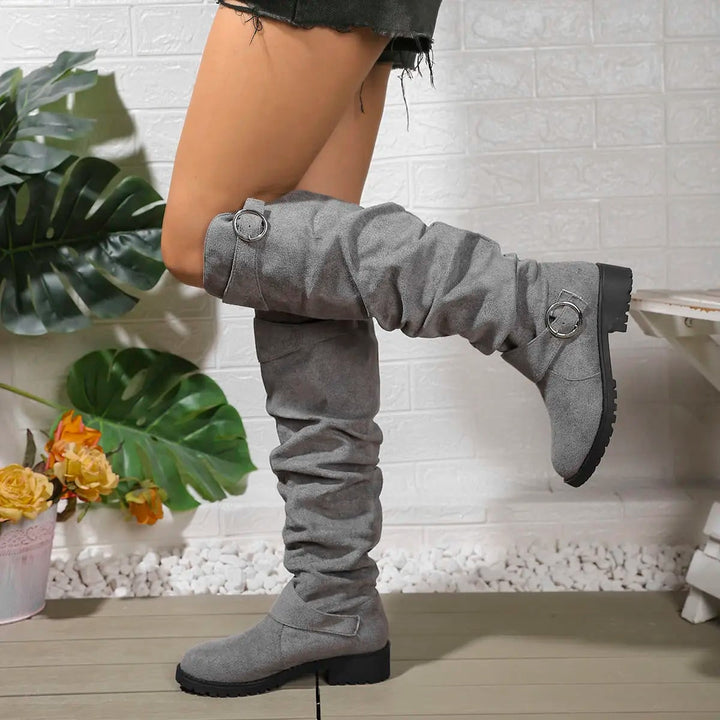 Stivali al ginocchio slouchy da uomo con tacco largo e fibbie. Perfetti per un look casual-elegante e moda maschile.