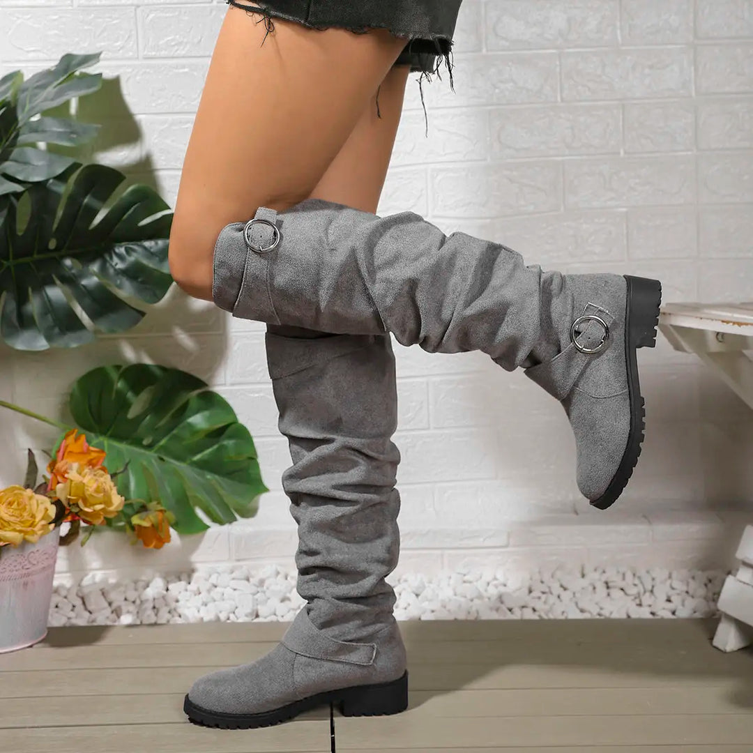 Stivali alti da uomo morbidi neri con tacco a blocco e fibbia, ideali per comfort e stile autunno inverno.