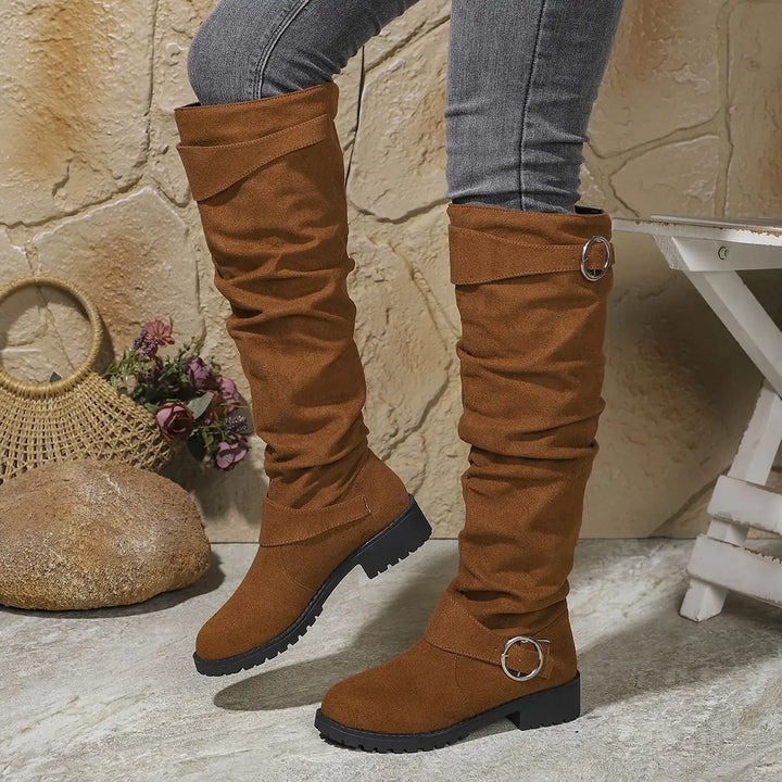 Calzature uomo: stivali alti morbidi con tacco robusto e fibbia, perfetti per moda casual ed elegante.
