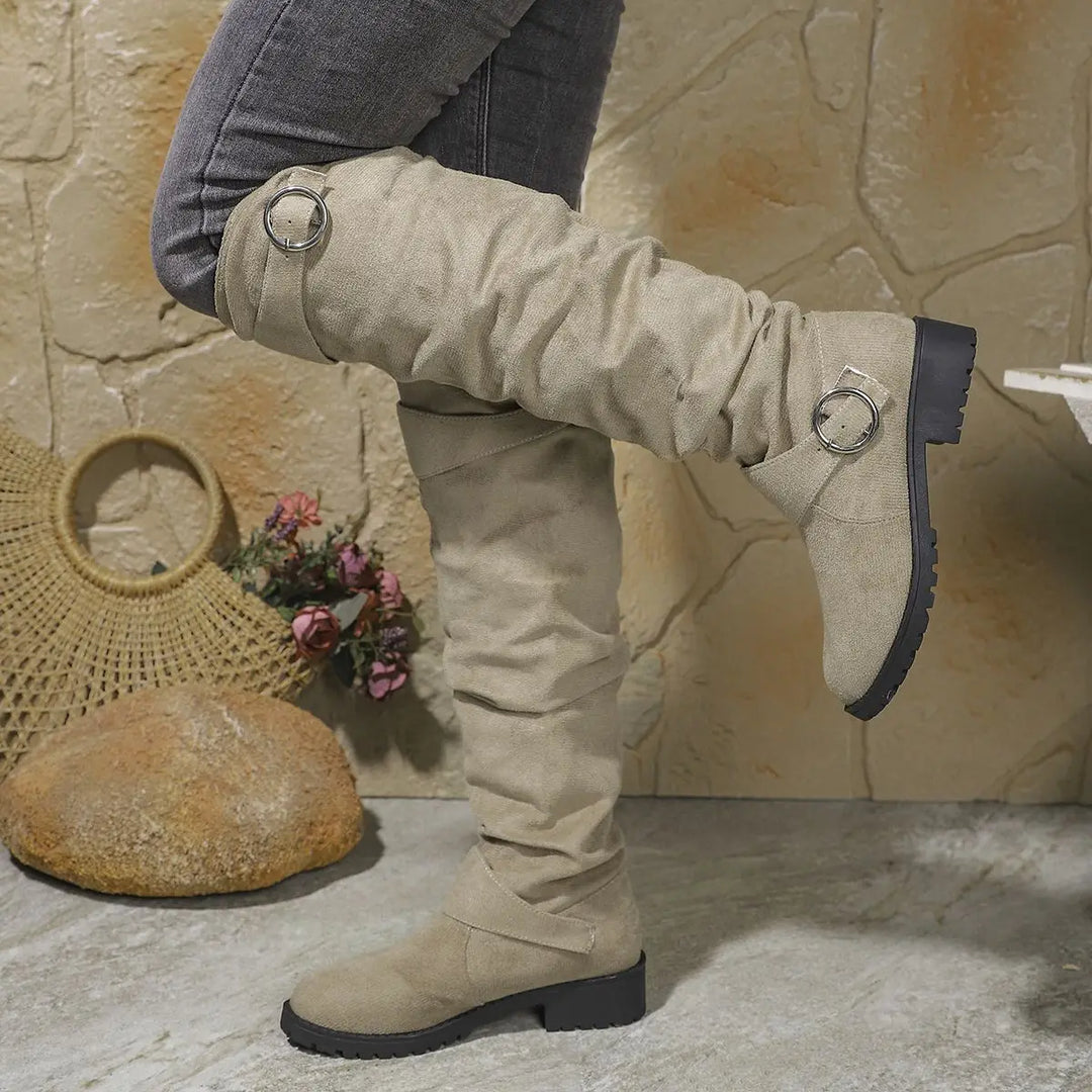 Stivali alti uomo in pelle morbida con tacco blocco e fibbia laterale, per un look alla moda e confortevole.