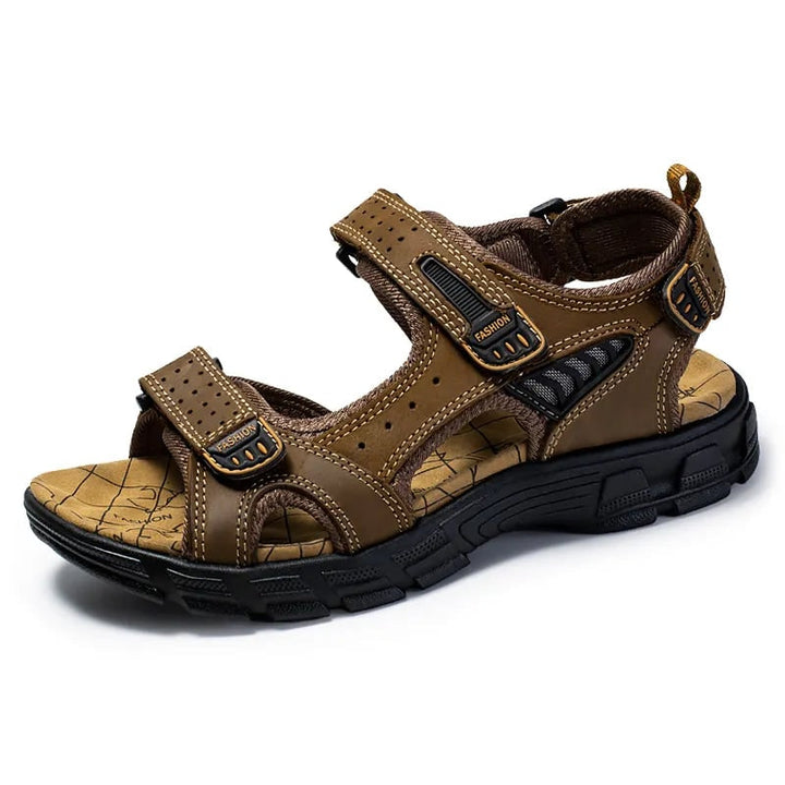 Sandali uomo sportivi aperti, perfetti per spiaggia, passeggio e look casual in estate.