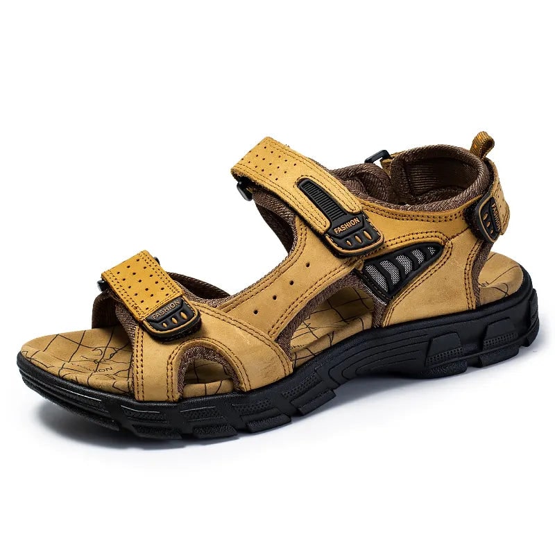 Sandali da uomo con strappi regolabili per calzata personalizzata, massimizzando comfort estivo.