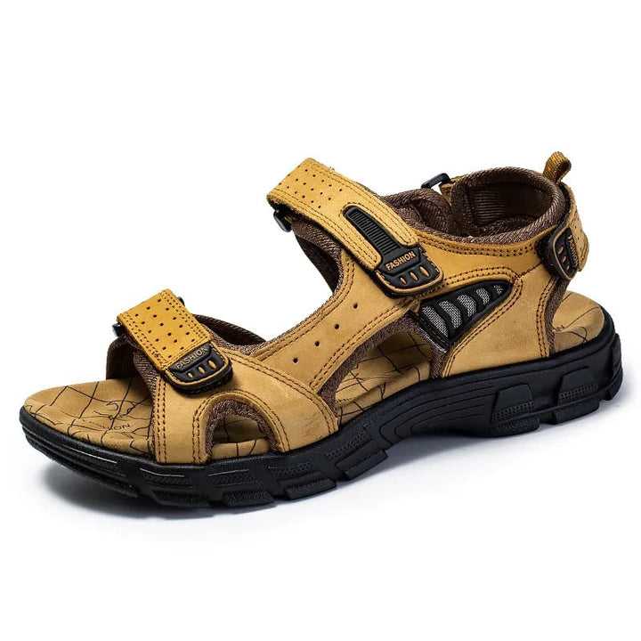 Sandali da uomo con strappi regolabili per calzata personalizzata, massimizzando comfort estivo.