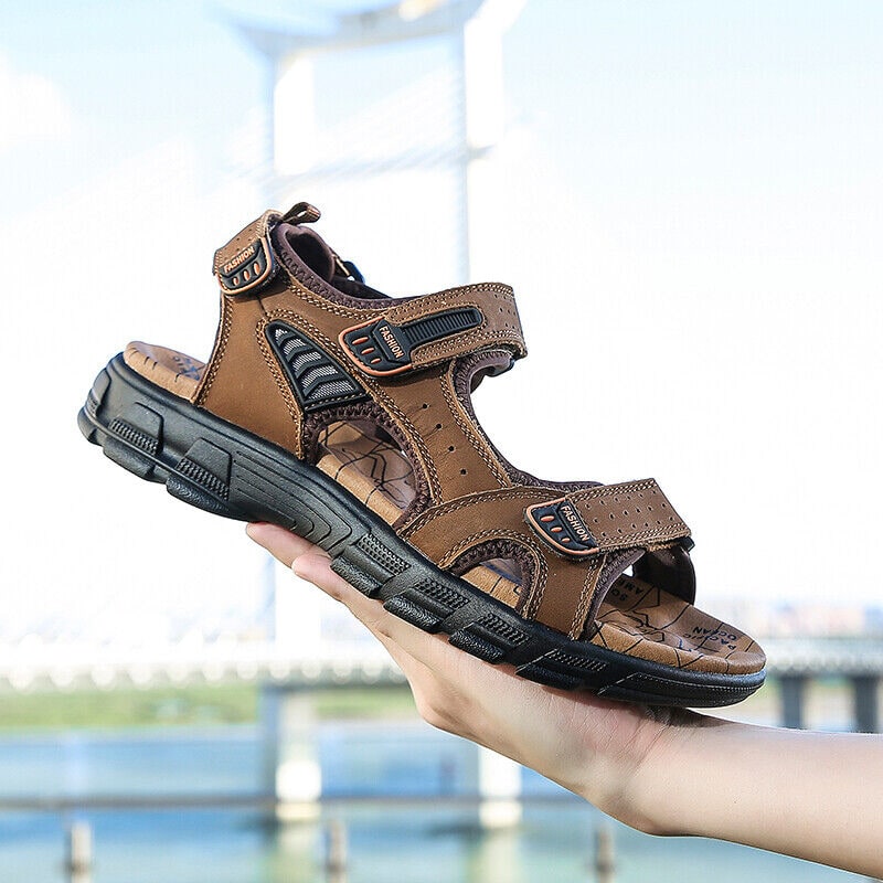 Scarpe uomo estive: sandali sportivi aperti, ideali per spiaggia, passeggio e moda casual.