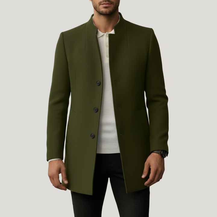 Cappotto uomo slim fit nero con collo alla coreana e bottoni, ideale per un look moderno ed elegante.