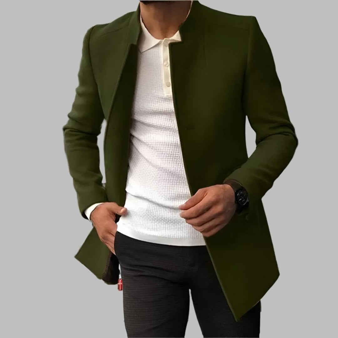 Cappotto uomo slim fit con collo alla coreana, vestibilità aderente. Outerwear maschile di moda, elegante e moderno.