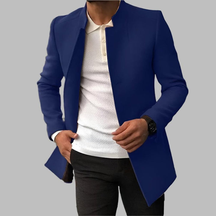 Abbigliamento invernale: cappotto uomo slim fit con bottoni e collo alla coreana. Giacca elegante per stile maschile.