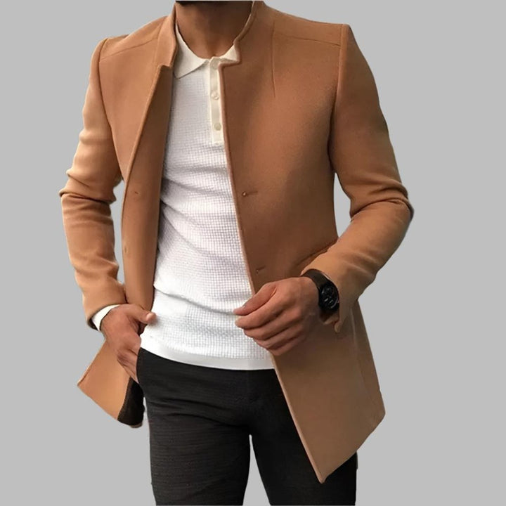 Dettaglio cappotto uomo slim fit, collo alla coreana e bottoni. Look casual elegante, abbigliamento invernale.
