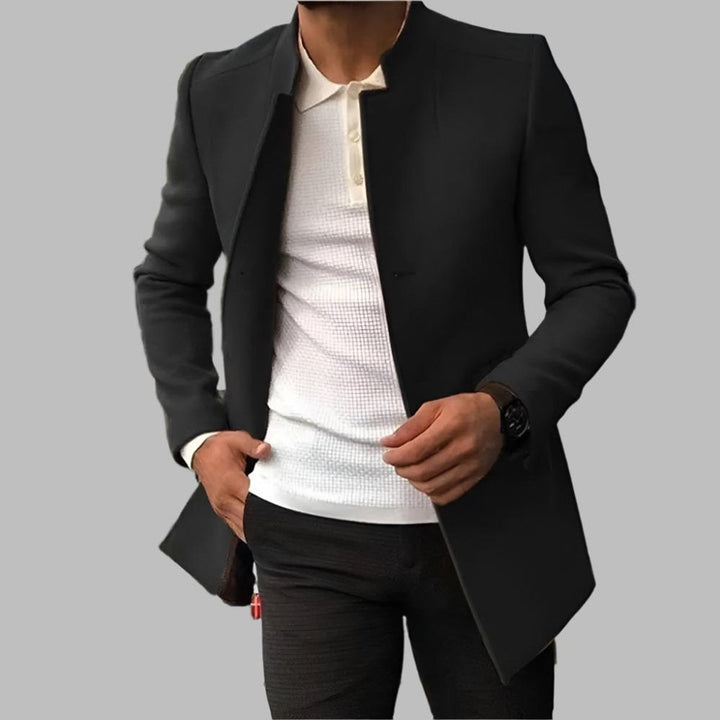Cappotto uomo slim fit per eleganza moderna, con collo alla coreana e bottoni. Perfetto per un look casual invernale.