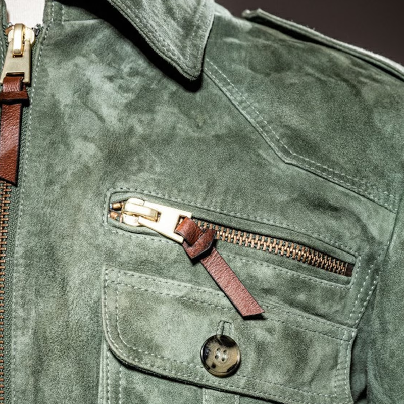 Bomber uomo versatile, ideale per abbigliamento smart casual. Giacca maschile con tasche funzionali.