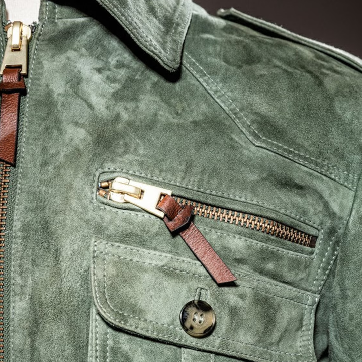Bomber uomo versatile, ideale per abbigliamento smart casual. Giacca maschile con tasche funzionali.