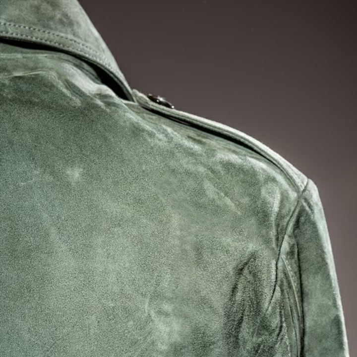 Moda casual uomo: giacca bomber con colletto a punta e tasche sul petto. Perfetta per la mezza stagione.