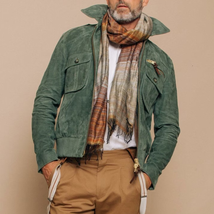 Giacca uomo smart casual. Modello bomber con colletto appuntito, tasche sul petto, ideale per ogni occasione.