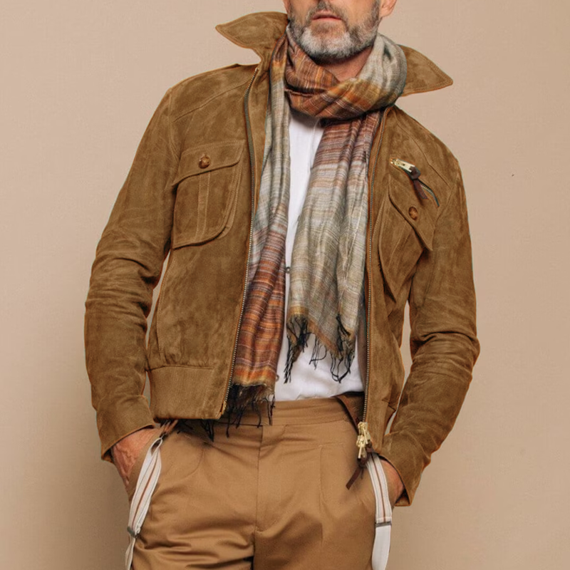 Dettaglio: colletto a punta e tasche sul petto di giacca bomber uomo. Design moderno e pratico.