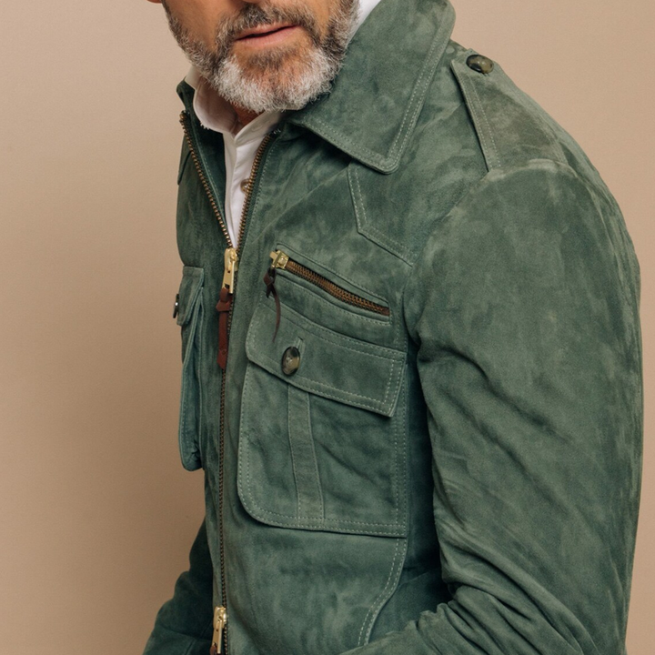 Giacca uomo primaverile, modello bomber con colletto a punta e tasche sul petto. Comfort e stile.