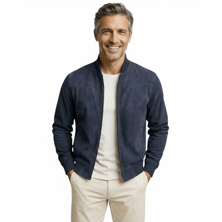 Giacca bomber uomo elegante nera con zip frontale, collo e polsini a costine, perfetta per stile casual-chic.