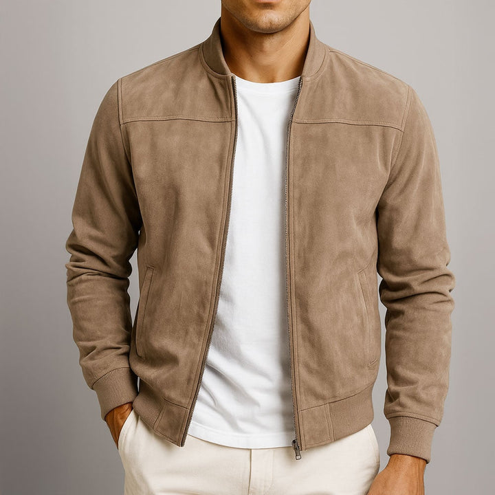 Dettaglio zip metallica e polsini a costine di una giacca bomber uomo elegante, stile autunnale-primaverile.