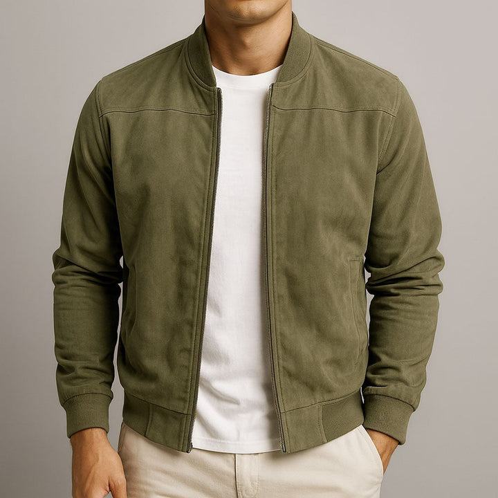 Modello indossa giacca bomber uomo elegante con zip, ideale per un look raffinato da giorno o sera.