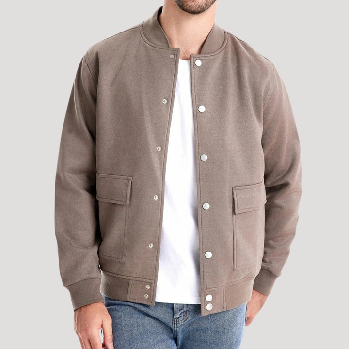 Giacca bomber maschile iconica con chiusura a pressione, ideale per abbigliamento casual e smart.