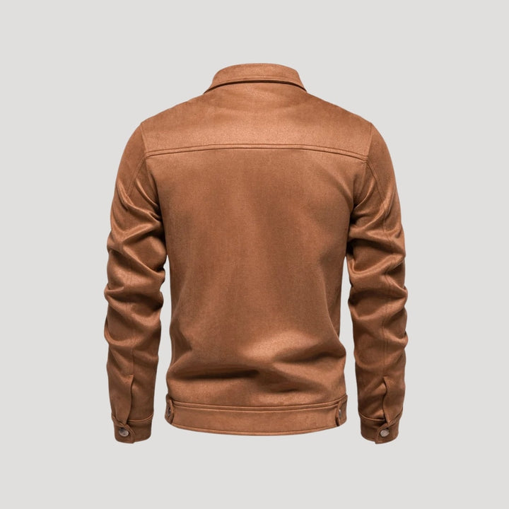 Uomo indossa giacca bomber casual con bottoni a pressione, capo versatile per outfit quotidiani e serali.