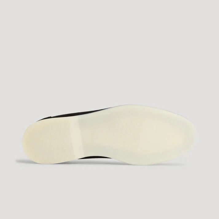 Mocassini slip-on da uomo in pelle nera, con dettagli di cucitura, per un look casual-chic e confortevole.